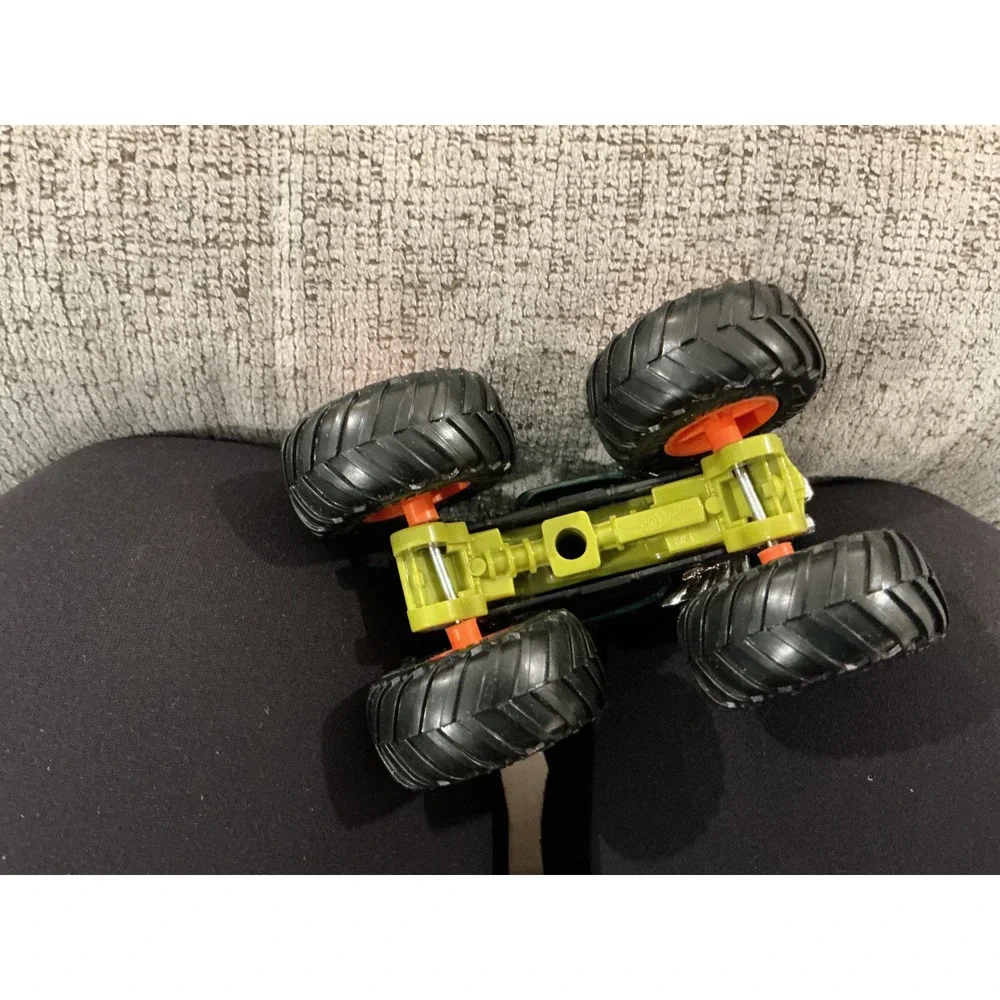 Hot Wheels Monster Trucks Lot of 4 Bigfoot Buns of Steel Bone Shaker 1 64 Scale